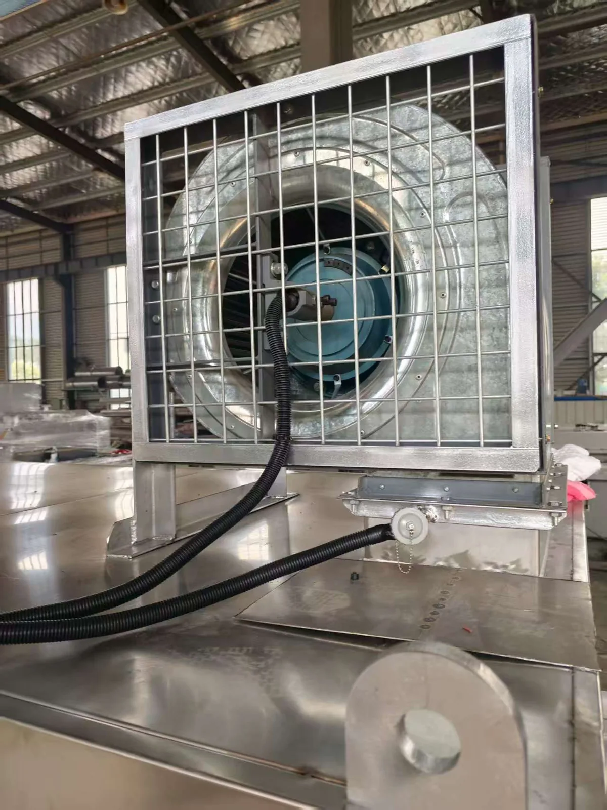 Forced-air cooling fan installed on the stainless steel belt cooler